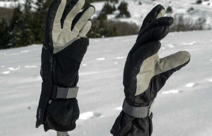 1 pair of snowboarding gloves